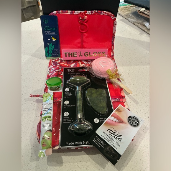 Accessories - ❤️🖤 Beauty Roller and Gua Sha Set with Red Patterned Case and More 🖤❤️